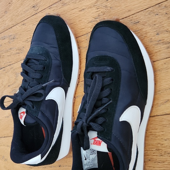 Nike Women's Black Sneakers - Picture 10 of 10